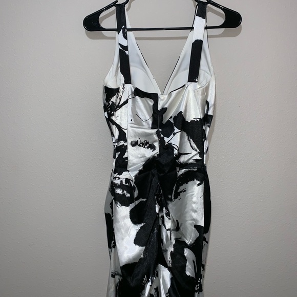 Women’s Dress - Picture 3 of 3